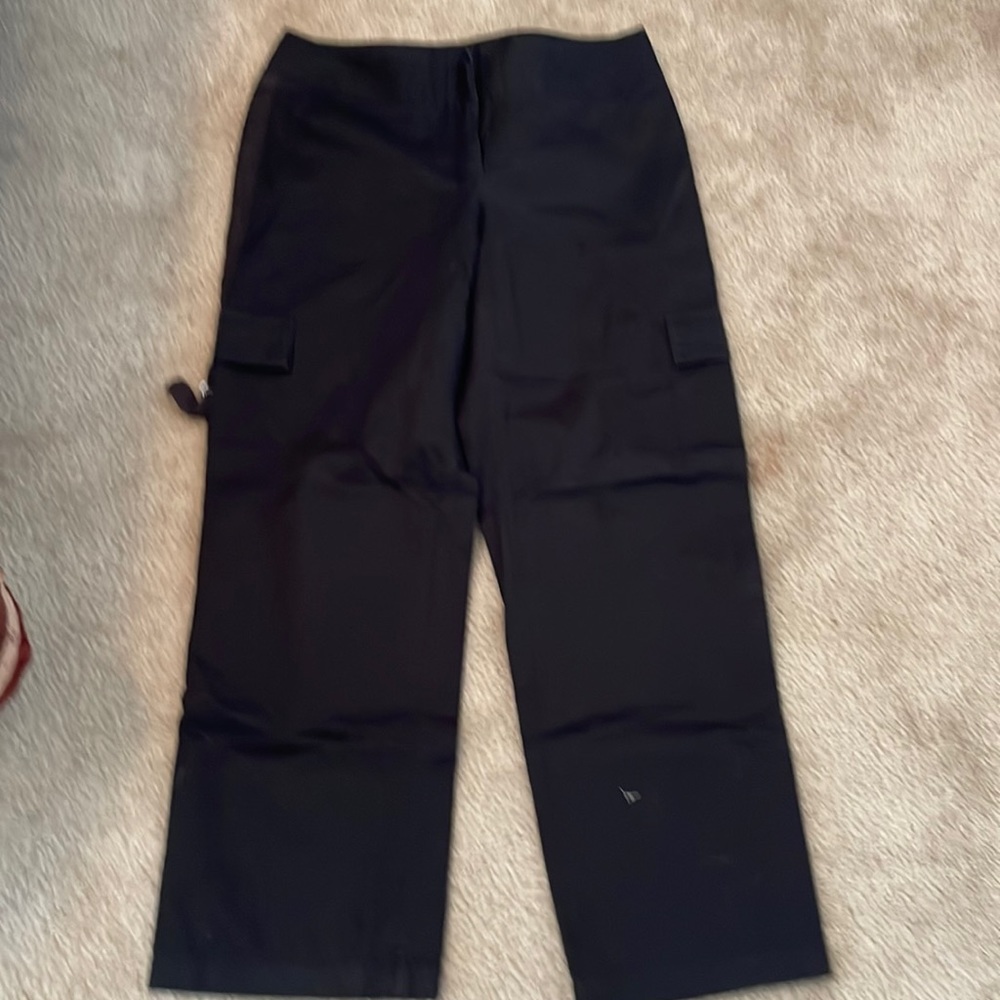 Liz Claiborne Audra ankle length pants that will tie up to capri length. Size 8P